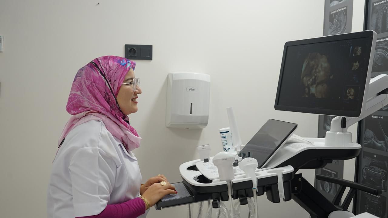 Échographie 3D et 4D - Dr Bassir analysant les images foetales