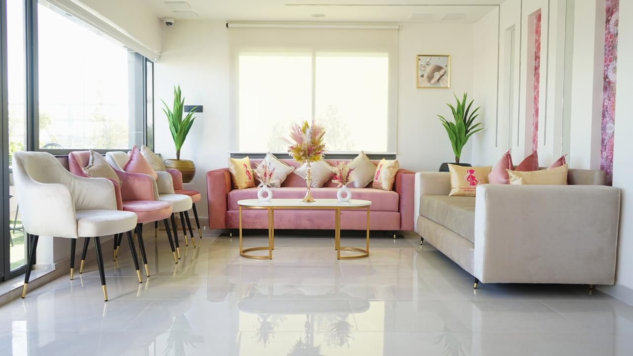 Salon d'attente confortable avec canapés rose et beige