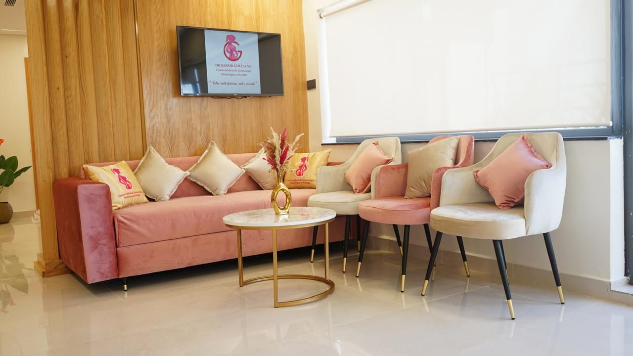 Coin d'attente cosy avec canapé rose et écran TV