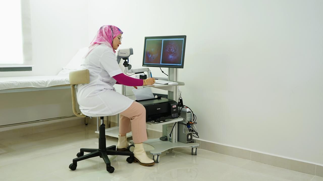 Dr Bassir à la station de colposcopie numérique