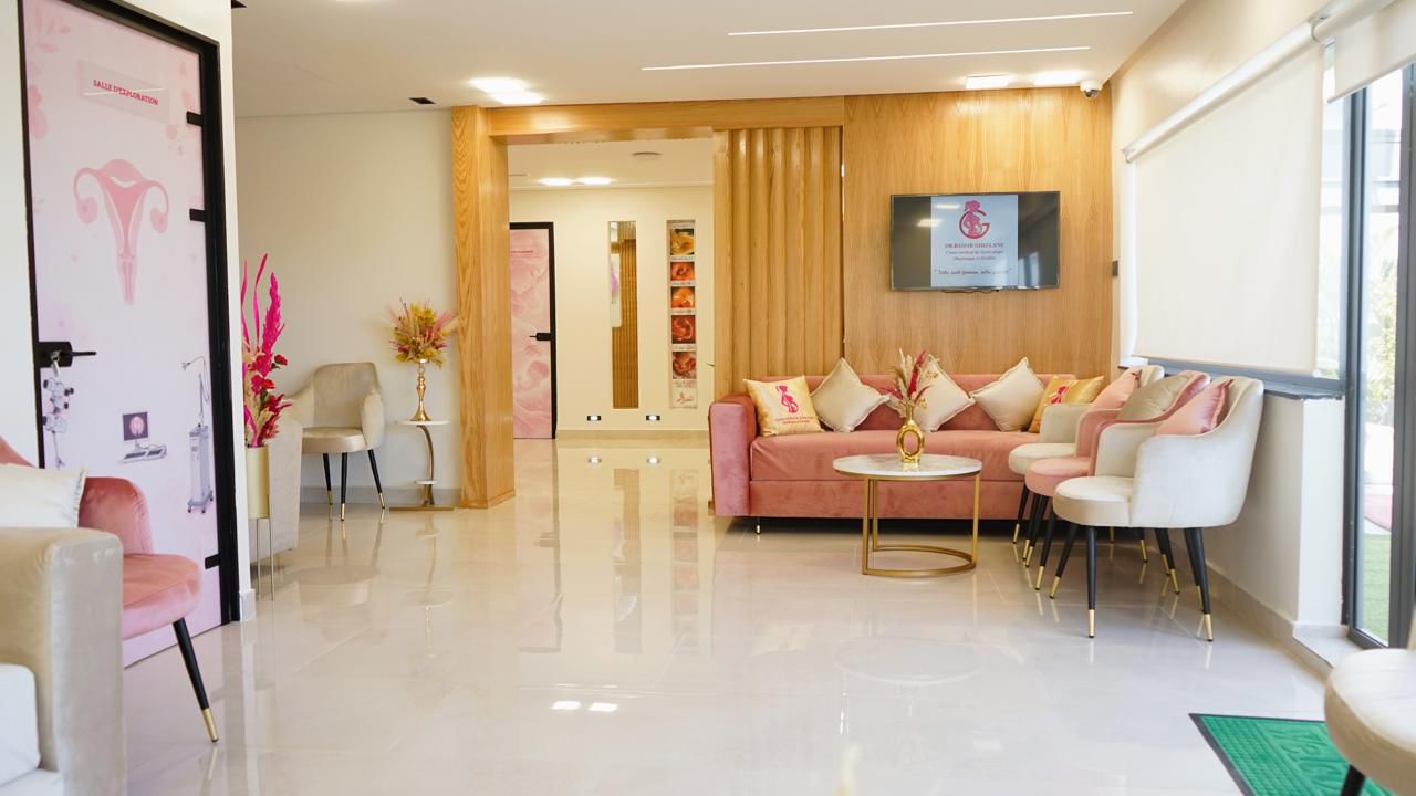 Vue intérieure du centre avec salle d'attente et couloir