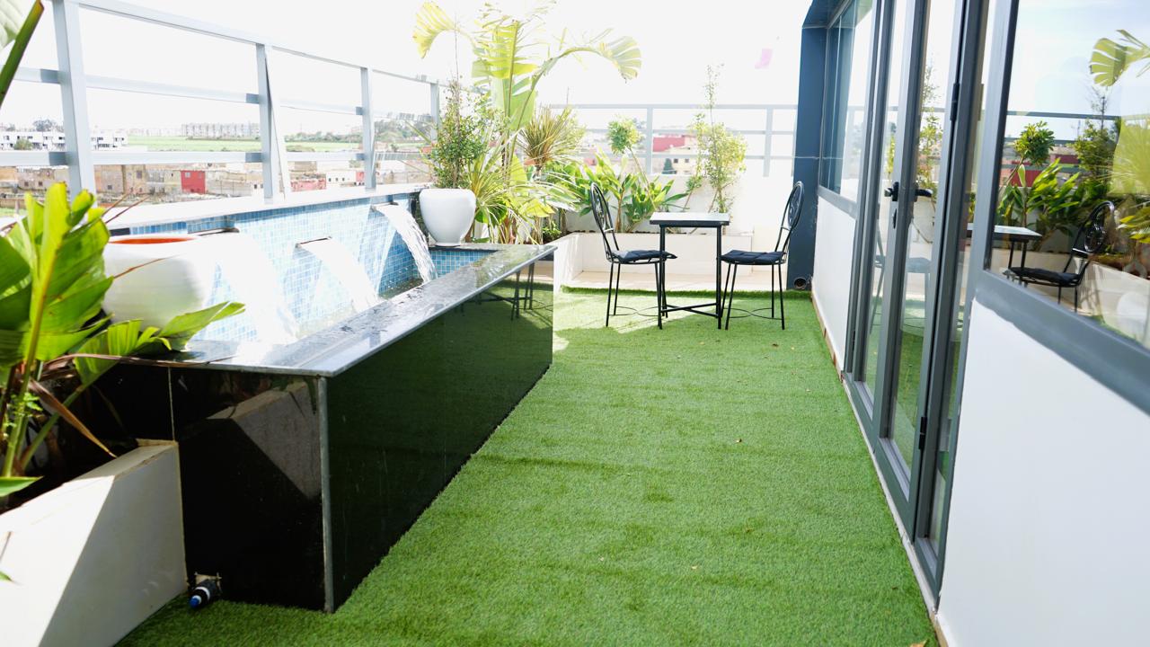 Terrasse végétalisée avec fontaine et vue panoramique